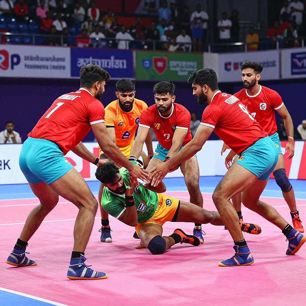 হাই-ফ্লায়ারের ছয় ফুট, আর ম্যাটের নিচে চাপা পড়া প্রশ্নগুলো
