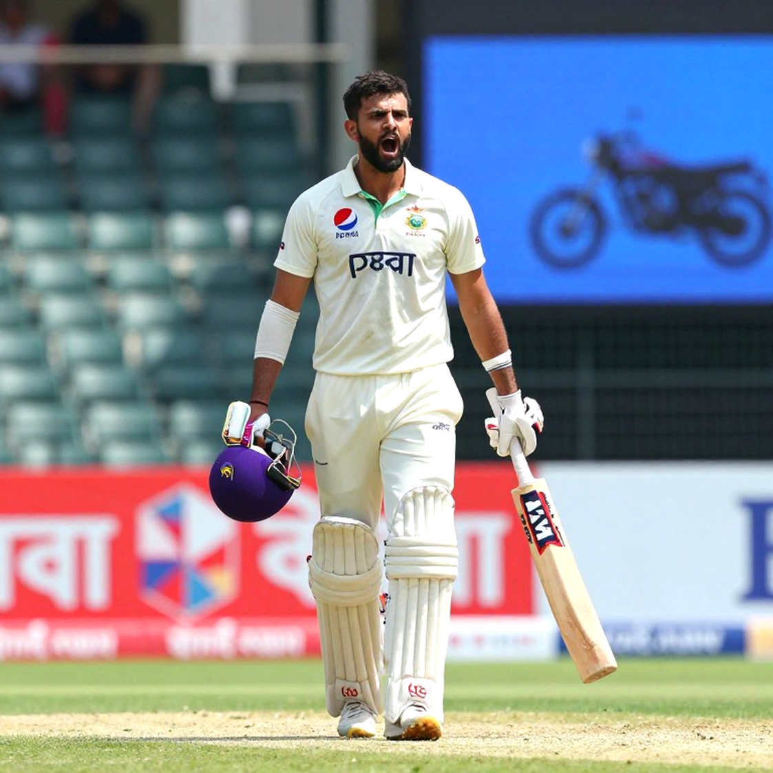 ব্লকচেইনের খাতায় তরুণ ক্রিকেটারের দাম, মাঠের হিসাব থাকে কার কাছে?